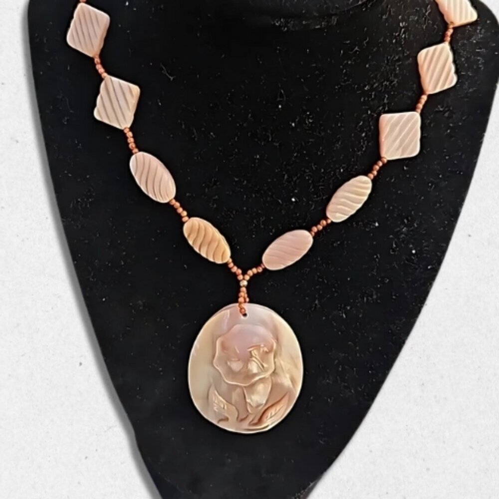 Mother of Pearl Shell Beads Necklace Hand-Carved Flower Pendant White/Beige OS